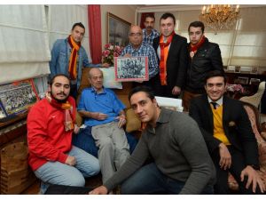 Galatasaraylı Taraftarlar Turgay Şereni Ziyaret Etti