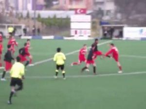 Futbol Maçında Tekmeler Havada Uçuştu