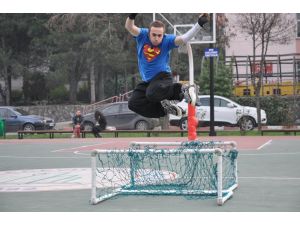 Hem Adını Hem De Sporunu Tanıtmaya Çalışıyor