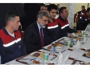 Bakan Yıldız, Maden İşçileriyle Yemekte Buluştu