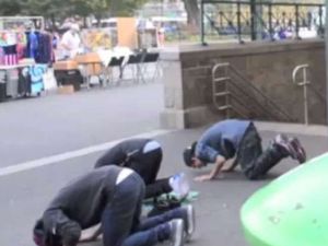 Abd Sokaklarında Namaz Kıldılar