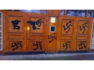 İsveçte Cami Kapısına Gamalı Haç