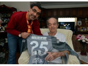 Galatasaraylı Taraftarlar Turgay Şeren’i Ziyaret Etti