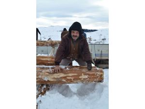 Tek Eliyle Ekmeğini Taştan Çıkarıyor