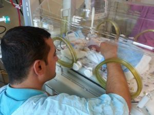 Parmak Bebek Yaşama Tutundu