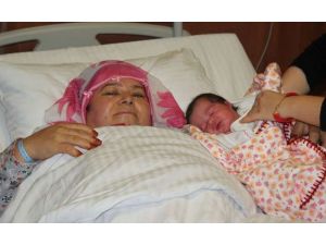 100 Bin Lira Harcadı 50 Yaşında Anne Oldu