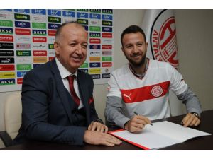 Giray Kaçar, Antalyaspor’a İmzayı Attı