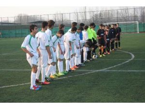 Futbolcular Hakemi Oturarak Protesto Etti