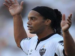 Ronaldinho İmzayı Attı