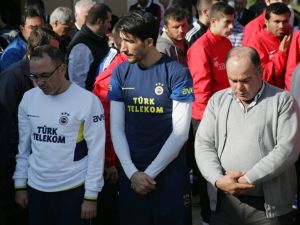 Antalya’da Kamp Yapan Futbolcu Ve Teknik Adamlar Cuma Namazı İçin Dinler Bahçesi’nde Buluştu