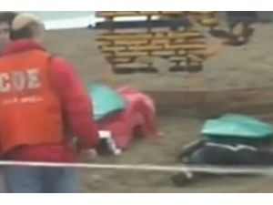 Plaja Yıldırım Düştü: 4 Ölü