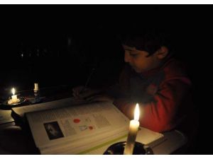 5 Kardeş Mum Işığında Ders Çalışıyor