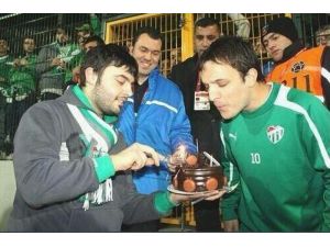 Bursaspor Taraftarı Doğum Gününde Batalla’yı Unutmadı
