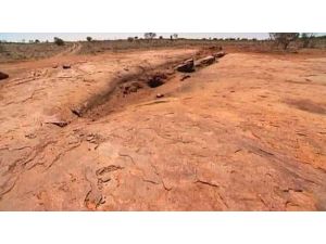 Dünya Donuyor, Avustralya Kavruluyor