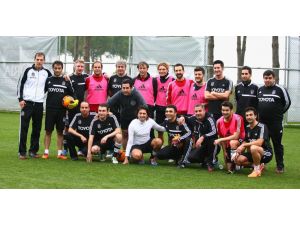 Beşiktaş Teknik Heyeti, Basın Mensuplarıyla Dostluk Maçı Yaptı