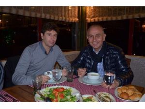 Yeni Hocayla ’Moral Ve Tanışma’ Yemeği