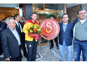Izet Hajrovıc, İmza Gününde Taraftarlarla Buluştu