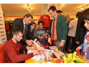 G.saray’ın Yeni Transferi Taraftarıyla Buluştu