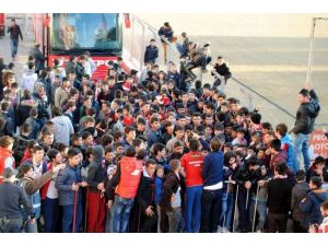 Otyakmaz’a Taraftar Desteği