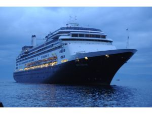 Kuşadası’na Yılın İlk Turist Gemisi Geldi