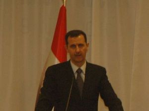 Esed Koltuğunu Bırakmıyor Mu ?