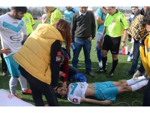 Maç Sırasında Dili Boğazına Kaçan Futbolcunun Hayatını Hakem Kurtardı