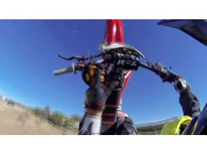 Havada Taklalar Atarken Yemek Yedi