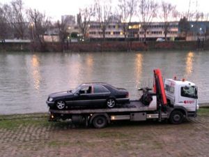 Paris’te Türk İşadamı, Aracını Nehre Sürerek İntihar Etti