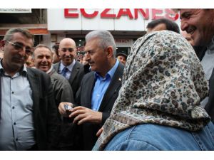 Binali Yıldırım Vatandaşın Sigarasını Aldı