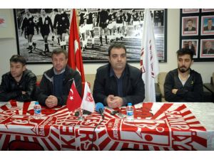 Kulüp Başkanı Ve Futbolcunun Basın Toplantısındaki Atışmaları Kameralara Yansıdı