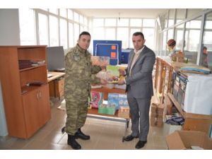 Kosova’da Mehmetçik’ten Dernek Ve Okullara Kitap Bağışı