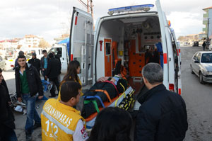 Motosiklet Kamyona Çarptı: 2 Yaralı