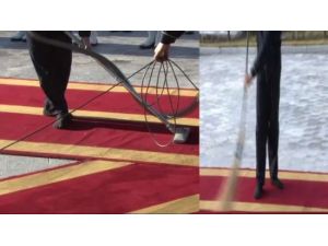 Erdoğan’ın Kırmızı Halısını Ayakkabısız Temizlediler