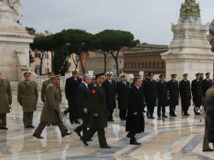 Gül, Roma’da Meçhul Asker Anıtına Çelenk Koydu