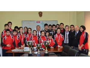 Şampiyonlardan Spor İl Müdürü Hadiye Ziyaret