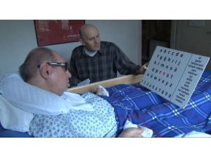 Gözleriyle Konuşup Radyo Programı Yapıyor