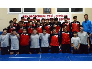 Aliağa, Minderde Madalyaları Topladı
