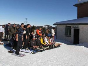 Uludağ’da Kar Üzerine Cuma Namazı