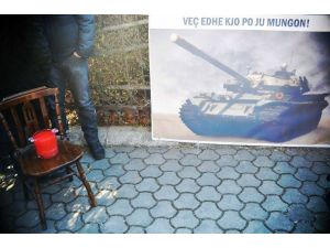 Priştine Üniversitesi Öğrencileri Polisin Rektörlük Önünde Nöbet Tutmasını Eleştirdi