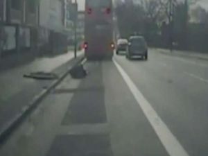 Tekmeyi Yiyen Yolcu Camdan Aşağı Fırladı