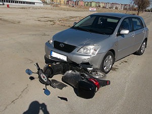 Otomobil Elektrikli Bisiklete Çarptı