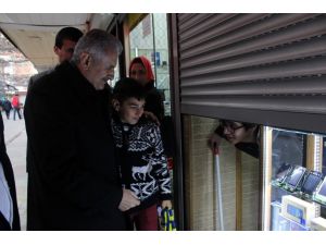 Binali Yıldırım’ı Gören Çocuk Heyecandan Kepenk Kapattı