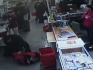 Bıçaklı Müşteriye, Müşteri Dayağı