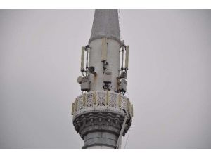 Minarede Müezzin Değil, Baz İstasyonu Var