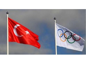 Türk Bayrağı Törenle Göndere Çekildi