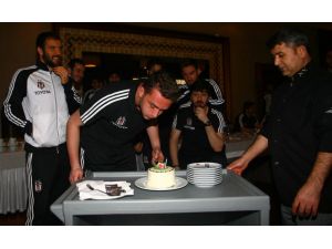 Beşiktaşın Genç Kalecisi Emre Metine Sürpriz Doğum Günü Kutlaması