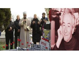 Duayen Gazeteci Kabri Başında Anıldı