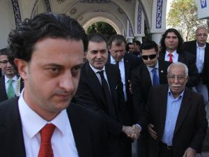 Bakan Çelikin Gittiği Camide Yer Kalmayınca Vatandaş Cuma Namazını Bankta Kıldı