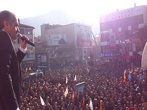 Başkan Küçük Gövde Gösterisi Yaptı