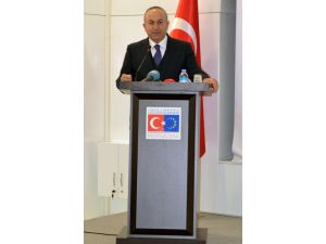 Bakan Çavuşoğlu, Genç Çevirmenler Yarışması’nda Dereceye Giren Öğrencilere Plaket Verdi